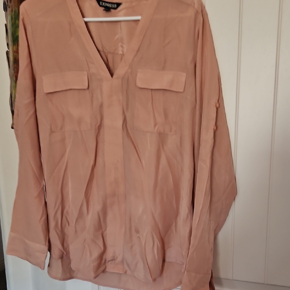 Express Blush V-Neck Blouse. Roll Tab Sleeves Shirt Tail Hem Very Good Condition